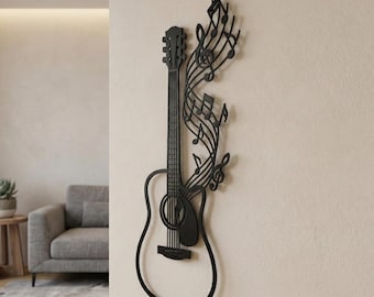 Op de afbeelding: Zwarte metalen gitaarwandkunst met muzieknoten. De gitaar heeft een klassiek akoestisch ontwerp, met snaren en een klankgat. De muzieknoten zijn gestileerd en vloeiend, wat een dynamisch element toevoegt. Deze wanddecoratie is ideaal voor muziekliefhebbers.