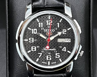 Relógio masculino Seiko 5 automático com mostrador preto, dia e data | Pulseira clássica de couro | Fabricado no Japão