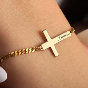 Graverat korsarmband med namn • Personligt kristet armband • Konfirmationspresent till flickor • Doparmband • Trosmycken