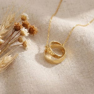 Colar personalizado com círculos entrelaçados, colar com nome em prata de lei 925 e 2 anéis, joia em ouro 14K para mãe e filha, presente para o Dia das Mães.