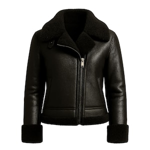 Puede incluir: Chaqueta de cuero negro con cuello, puños y forro de borrego. La chaqueta presenta cierre de cremallera frontal y un estilo aviador clásico. Una prenda de abrigo versátil.