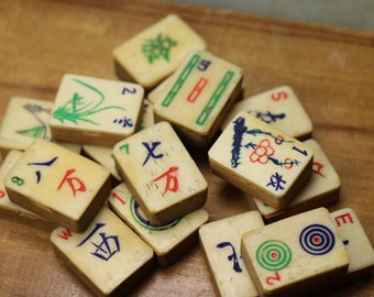 лица маджонг. домино китай костяшки. три кубика - маджонг. мацзян китайская игра. маджонг настольная игра.