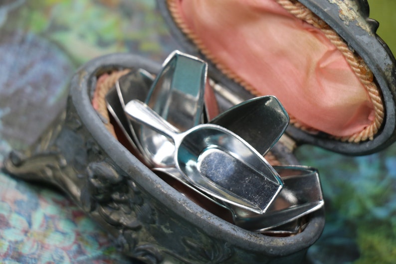 1 Bitty Cute Silver Metal Scoop