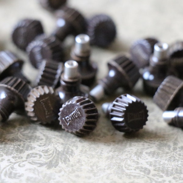 3 Vintage Leviton Bakelite Lamp Knobs