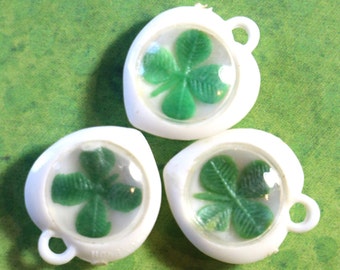 1 Vintage Plastic 4-Leaf Clover Double-Sided Charm