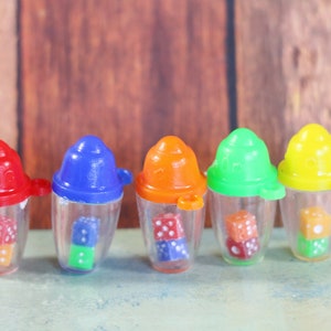 1 vintage Gumball Machine-bedel met dobbelstenen shaker