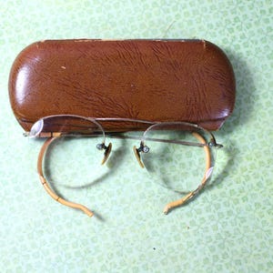 Lunettes de vue bifocales anciennes dans un boîtier en métal