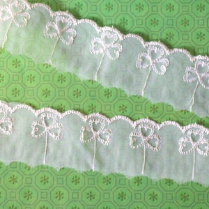 1 Yard Vintage 1-1 / 4 Zoll Soft Flowy Sheer Off-White Trim mit bestickten Kleeblättern