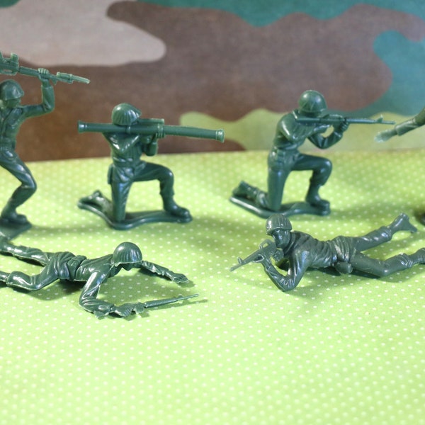 1 Vintage Detailed Plastic Army Men Figurines