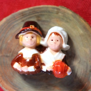Vintage Hallmark Thanksgiving Pilgrim Unused Pin
