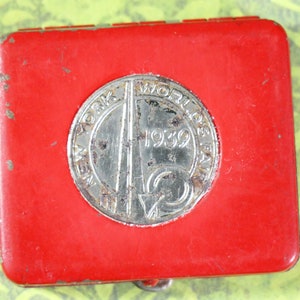 Vintage 1939 New York World&#39;s Fair Souvenir Red Compact