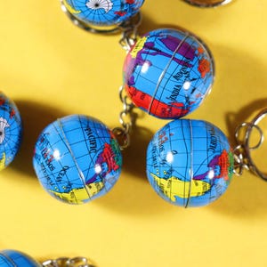 1 porte-clés globe lithographique en étain