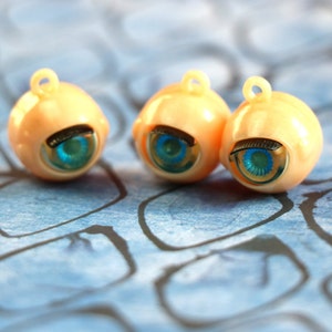 1 Vintage Blinking Eyeball Charm
