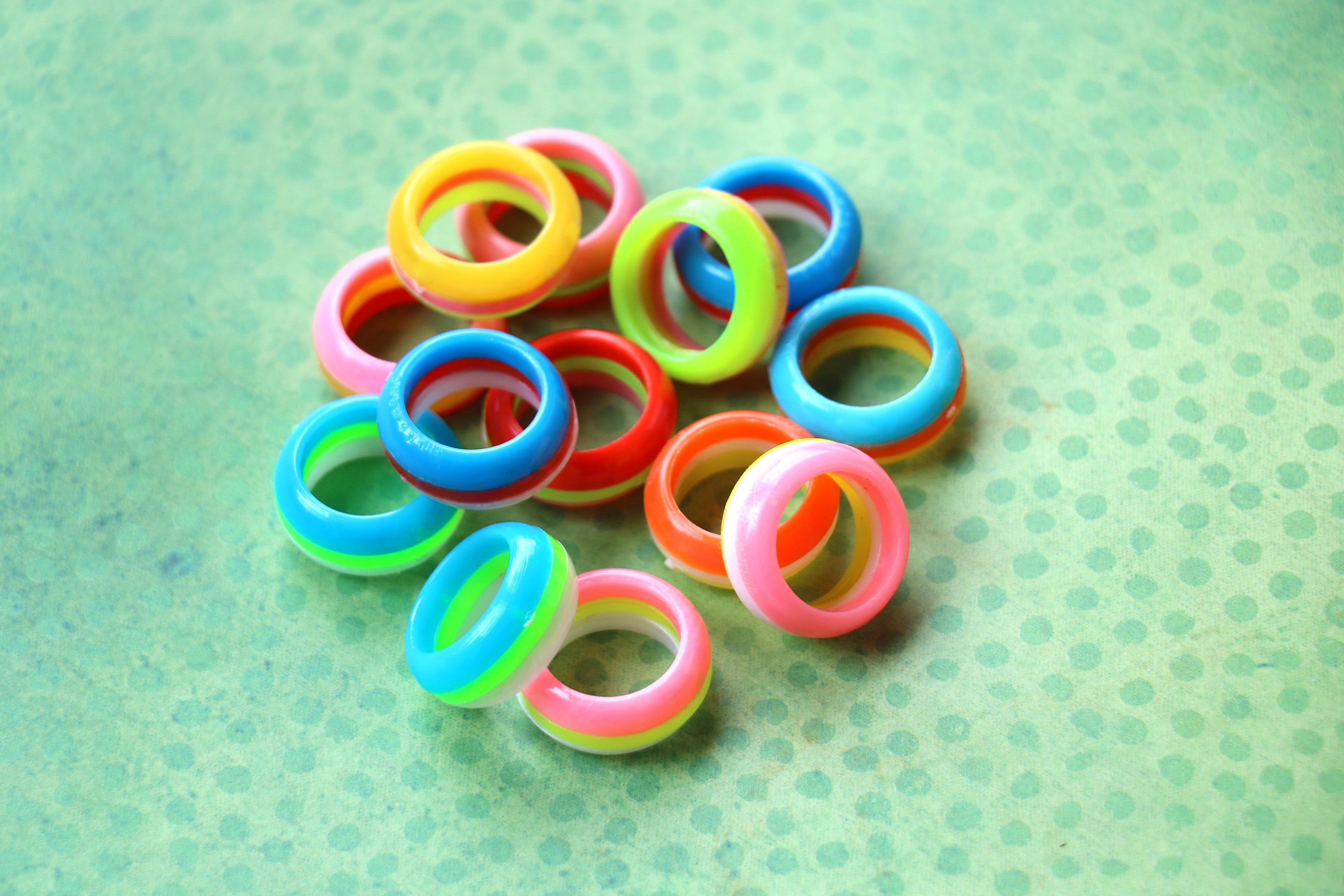 1 Vintage Plastic Tri-Color Ring Band