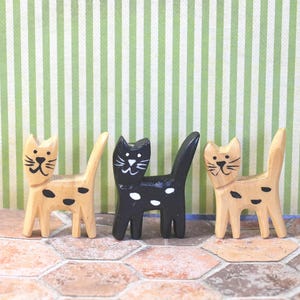 1 Carved Wood Cat Figure
