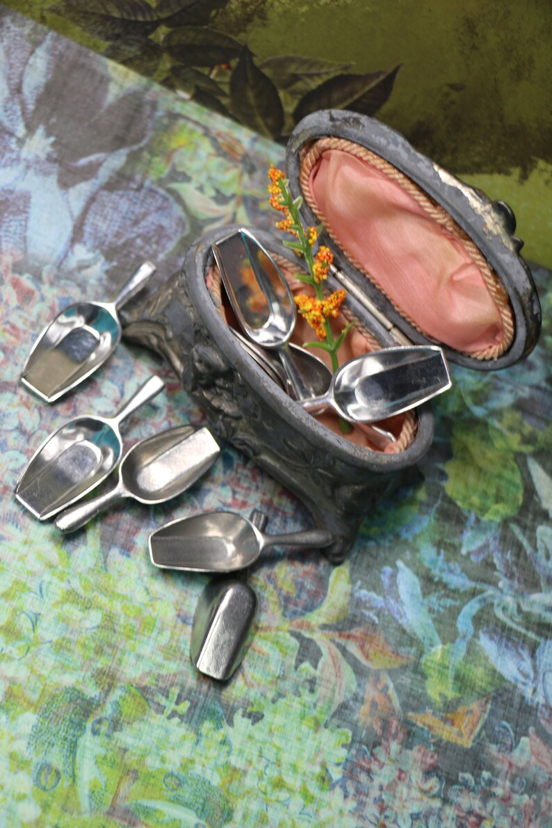 1 Bitty Cute Silver Metal Scoop
