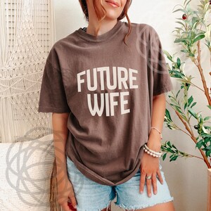 Zukünftige Frau übergroßes T-Shirt: Verlobungsgeschenk, Brautparty-T-Shirt