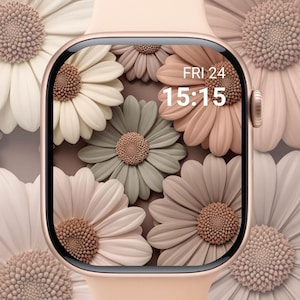 Può includere: Uno smartwatch color oro rosa con un design floreale a margherita sullo schermo. Il quadrante mostra l'ora 15:15 e la data Ven 24. Lo sfondo presenta un motivo ripetuto di margherite in varie tonalità di rosa, bianco e verde.