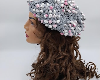 ハンドメイドコットンクロシェベレー帽：ピンクと白のディテールが特徴のグレーの冬用帽子