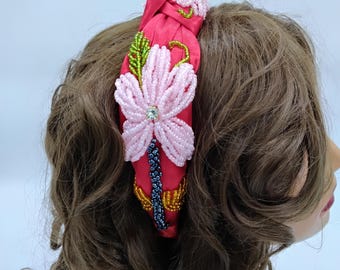 手作りビーズフラワーヘッドバンド：エレガントなピンクの花柄ヘアアクセサリー