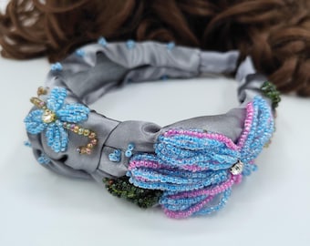 手作りのグレーサテン製ヘッドバンド – ビーズ付きフラワークラウン – 女性用パーティーヘアアクセサリー