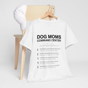 Maglietta minimalista "Centro di Comando per Mamma di Cane" - Maglietta divertente per amanti dei cani, regalo perfetto per la Festa della Mamma.
