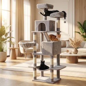 Può includere: Un tiragraffi a più livelli con rivestimento in morbido peluche grigio, pali in sisal, una cuccia centrale, un'amaca sospesa e diverse piattaforme. Un gatto nero riposa in cima, mentre un gatto tigrato arancione e un gatto nero siedono sui livelli inferiori.