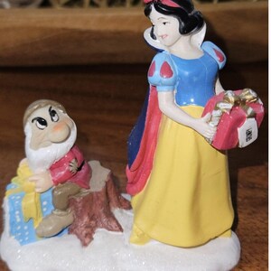 Disney Christmas Snow White and Grumpy Exchanging Gift Figurine Seven Dwarfs