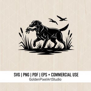 Può includere: Silhouette nera di un Labrador Retriever che trasporta un'anatra in bocca, che cammina tra l'erba alta. Due uccelli volano sopra. L'immagine include il testo "SVG | PNG | PDF | EPS + USO COMMERCIALE" e il logo GoldenPixelArtStudio.