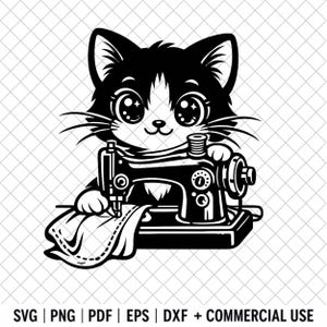 Könnte beinhalten: Eine schwarz-weiße grafische Illustration eines Kätzchens mit großen Augen, das eine Nähmaschine bedient. Die Katze ist hinter der Maschine positioniert und führt ein Stück Stoff unter die Nadel. Der Text unten lautet SVG | PNG | PDF | EPS | DXF + COMMERCIAL USE.