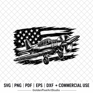Puede incluir: Ilustración en blanco y negro de un avión antiguo con hélice, sobre un fondo de bandera estadounidense desgastada. El diseño incluye el texto "SVG | PNG | PDF | EPS | DXF + COMMERCIAL USE" y el logotipo de GoldenPixelArtStudio.