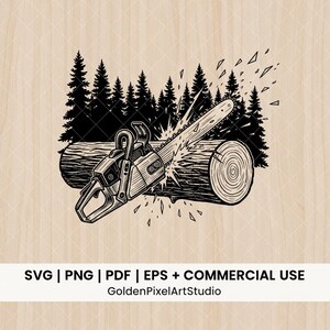 Pode incluir: Ilustração a preto e branco de uma motosserra a cortar um tronco, com um fundo de pinheiros. A imagem mostra a serra em ação, com lascas de madeira a voar. O texto na parte inferior diz "SVG | PNG | PDF | EPS + COMMERCIAL USE".