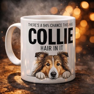 Può includere: Tazza in ceramica bianca con manico nero. La tazza presenta la scritta "THERE'S A 94% CHANCE THIS HAS COLLIE HAIR IN IT" e una grafica di un cane Collie marrone e bianco.
