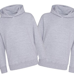 Może przedstawiać: Dwie jasnoszare bluzy z kapturem z dołączonymi kapturami i przednimi kieszeniami. Bluzy wykonane są z miękkiego, wygodnego materiału. Bluzy z kapturem są prezentowane na białym tle.