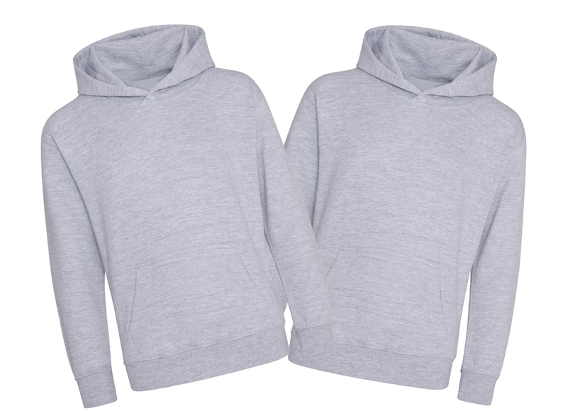 Może przedstawiać: Dwie jasnoszare bluzy z kapturem z dołączonymi kapturami i przednimi kieszeniami. Bluzy wykonane są z miękkiego, wygodnego materiału. Bluzy z kapturem są prezentowane na białym tle.