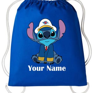 Op de afbeelding: Een koningsblauwe rugzak met trekkoord met een stripfiguur met een kapiteinshoed en een pak. De tekst "Your Name" is in het wit op de bodem van de tas gedrukt. Witte trekkoorden maken het ontwerp compleet.