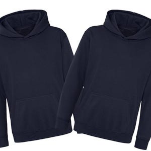 Może przedstawiać: Dwie granatowe bluzy z kapturem z dołączonymi kapturami i przednimi kieszeniami typu kangur. Bluzy z kapturem są wykonane z miękkiego materiału i nadają się do noszenia na co dzień. Obraz jest na białym tle.