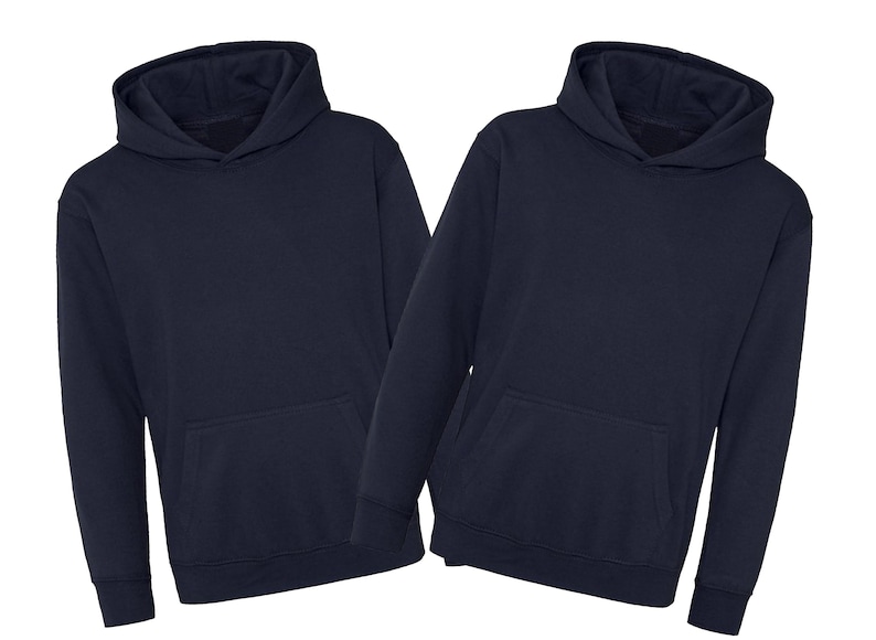 Może przedstawiać: Dwie granatowe bluzy z kapturem z dołączonymi kapturami i przednimi kieszeniami typu kangur. Bluzy z kapturem są wykonane z miękkiego materiału i nadają się do noszenia na co dzień. Obraz jest na białym tle.