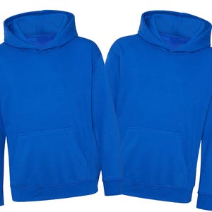 Może przedstawiać: Dwie kr&oacute;lewskie niebieskie bluzy z kapturem. Każda bluza ma przednią kieszeń i kaptur. Bluzy wykonane są z miękkiego, wygodnego materiału.