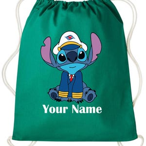 Op de afbeelding: Een teal trekkoordrugzak met een cartoonafbeelding van Stitch met een kapiteinshoed en uniform. De tekst "Your Name" is in het wit onderaan gedrukt. De tas heeft witte trekkoorden.
