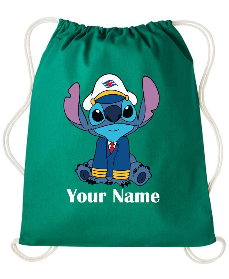 Op de afbeelding: Een teal trekkoordrugzak met een cartoonafbeelding van Stitch met een kapiteinshoed en uniform. De tekst "Your Name" is in het wit onderaan gedrukt. De tas heeft witte trekkoorden.