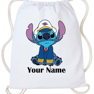 Op de afbeelding: Witte rugzak met trekkoord met een stripfiguur met een kapiteinshoed en pak. Het personage is blauw met grote ogen en oren. De tekst "Your Name" staat eronder in het zwart.