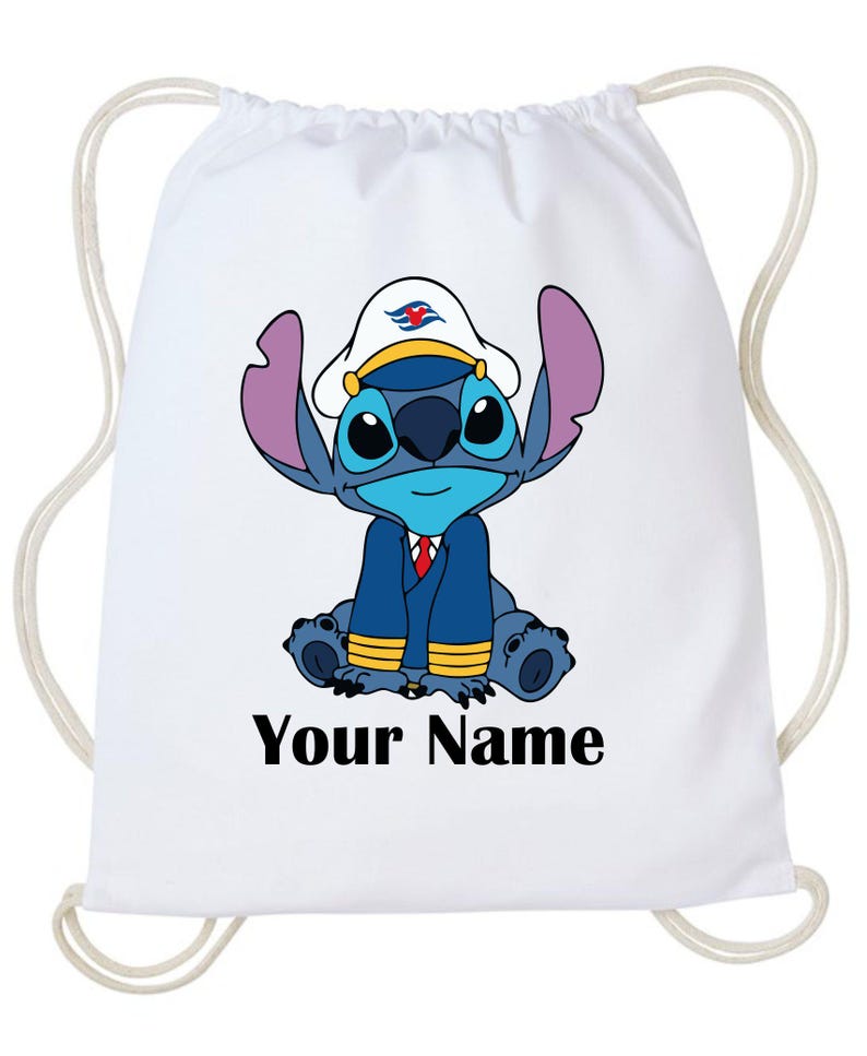 Op de afbeelding: Witte rugzak met trekkoord met een stripfiguur met een kapiteinshoed en pak. Het personage is blauw met grote ogen en oren. De tekst "Your Name" staat eronder in het zwart.
