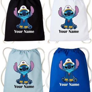 Puede incluir: Cuatro bolsas con cordón en negro, blanco, azul claro y azul. Cada bolsa presenta un personaje de dibujos animados con uniforme de marinero y el texto "Your Name" en blanco. El personaje tiene piel azul, orejas grandes y lleva un sombrero blanco.