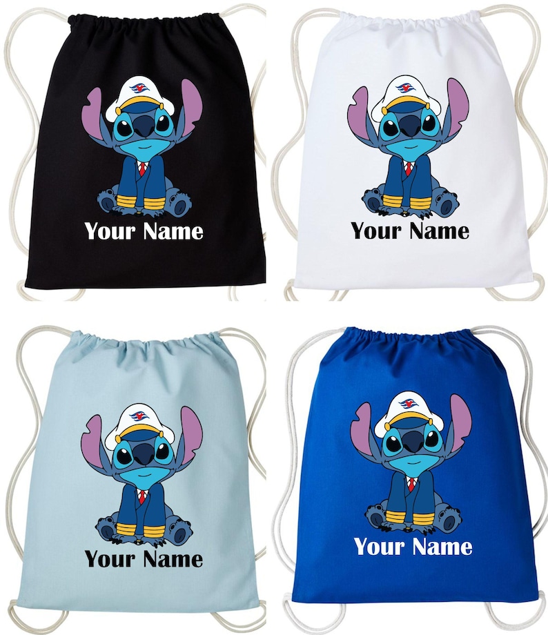 Op de afbeelding: Vier trekkoordtassen in zwart, wit, lichtblauw en blauw. Elke tas heeft een stripfiguur in een matrozenuniform en de tekst "Your Name" in het wit. Het personage heeft een blauwe huid, grote oren en draagt een witte hoed.