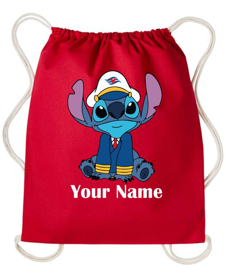 Op de afbeelding: Rode rugzak met trekkoord met een stripfiguur met een kapiteinshoed en uniform. Het personage is blauw met grote oren en ogen. De tekst "Your Name" staat in het wit op de bodem van de tas.