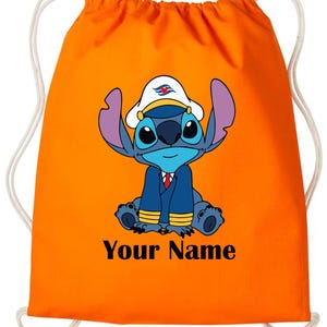 Op de afbeelding: Oranje trekkoordtas met een stripfiguur met een kapiteinshoed en een pak. Het personage is blauw met grote oren en een vriendelijke uitdrukking. De tekst "Your Name" staat in het zwart onderaan de tas.