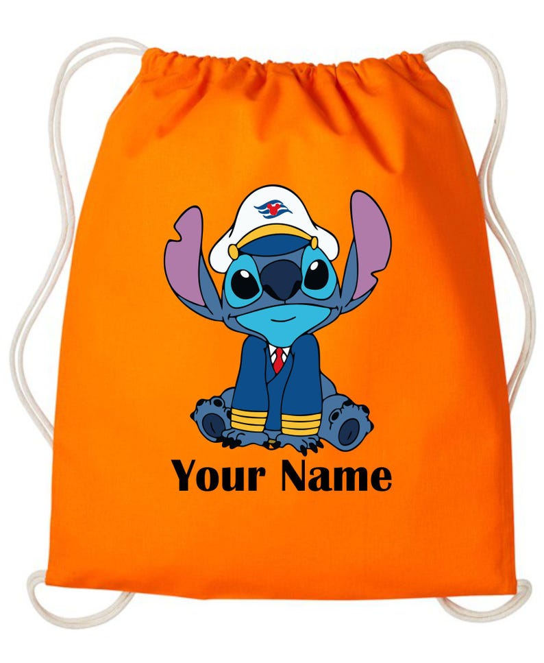 Op de afbeelding: Oranje trekkoordtas met een stripfiguur met een kapiteinshoed en een pak. Het personage is blauw met grote oren en een vriendelijke uitdrukking. De tekst "Your Name" staat in het zwart onderaan de tas.