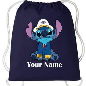 Op de afbeelding: Marineblau trekkoordrugzak met een cartoonillustratie van Stitch met een kapiteinshoed en uniform. De tekst "Your Name" is in het wit onder het personage gedrukt. Witte trekkoordjes maken het ontwerp compleet.