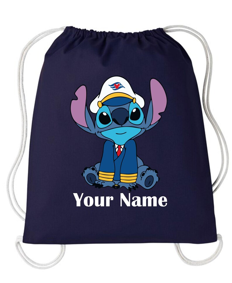 Op de afbeelding: Marineblau trekkoordrugzak met een cartoonillustratie van Stitch met een kapiteinshoed en uniform. De tekst "Your Name" is in het wit onder het personage gedrukt. Witte trekkoordjes maken het ontwerp compleet.